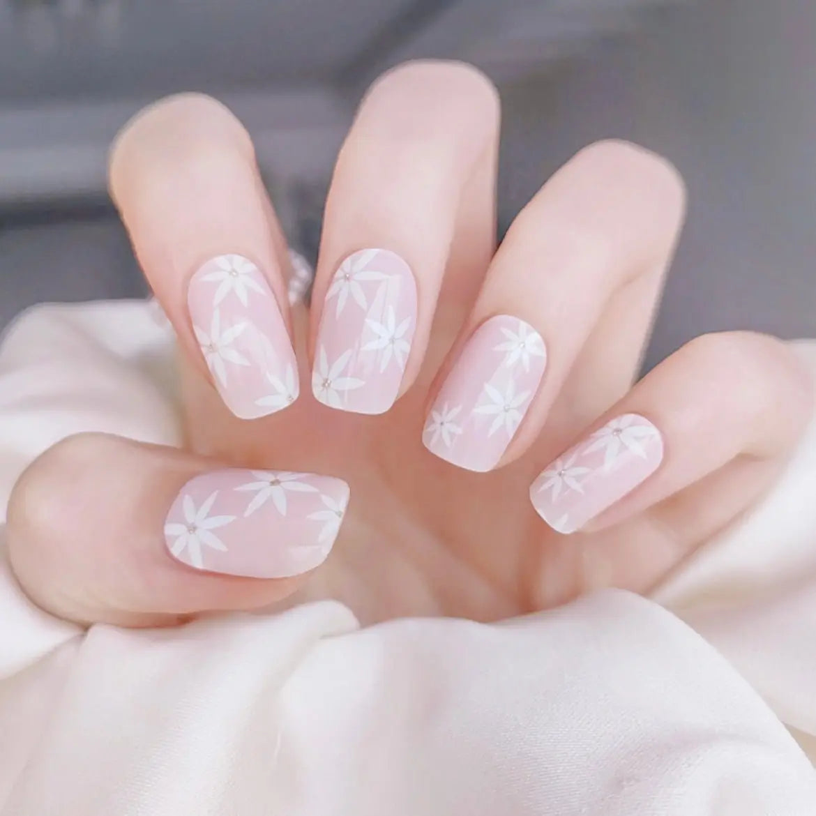 GENTLE PINK DAISIES Semi Cured Gel Nail Strips - NG200032 Quinnas