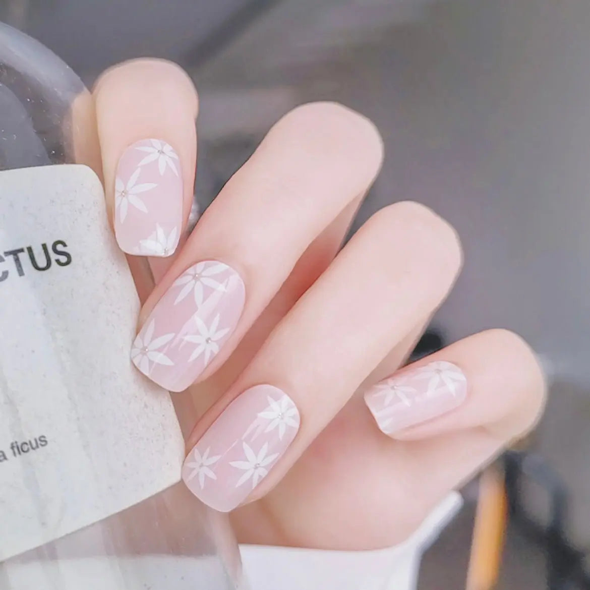 GENTLE PINK DAISIES Semi Cured Gel Nail Strips - NG200032 Quinnas